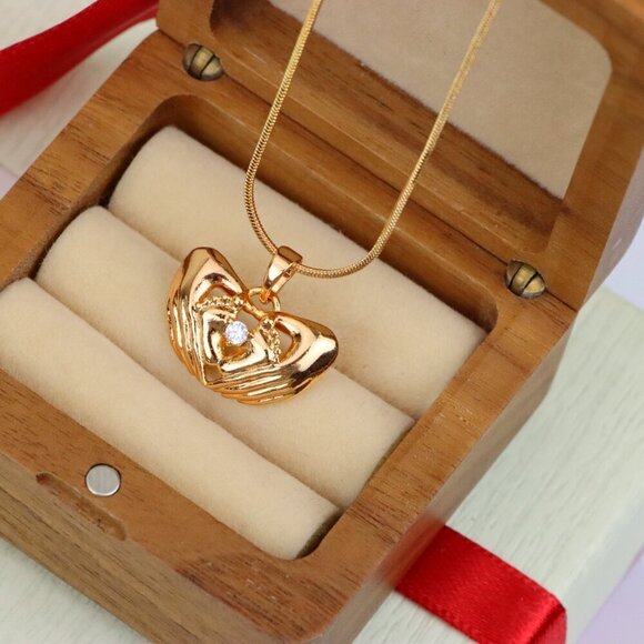 "Heart-Shaped Hand Embrace Pendant with Crystal, XPPT1584 - Picture 7 of 13